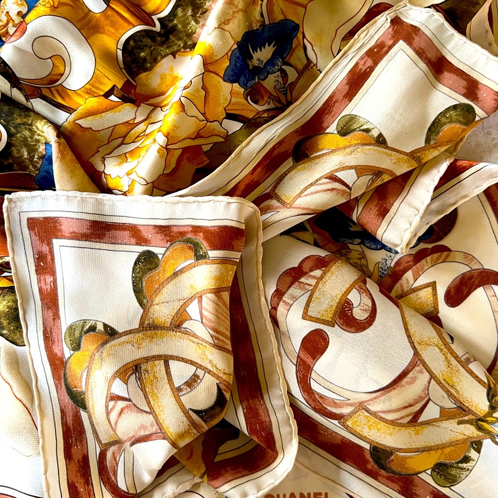 Stunning Chanel silk scarf in beautiful warm tones and classic pattern. - Picture 13 of 14